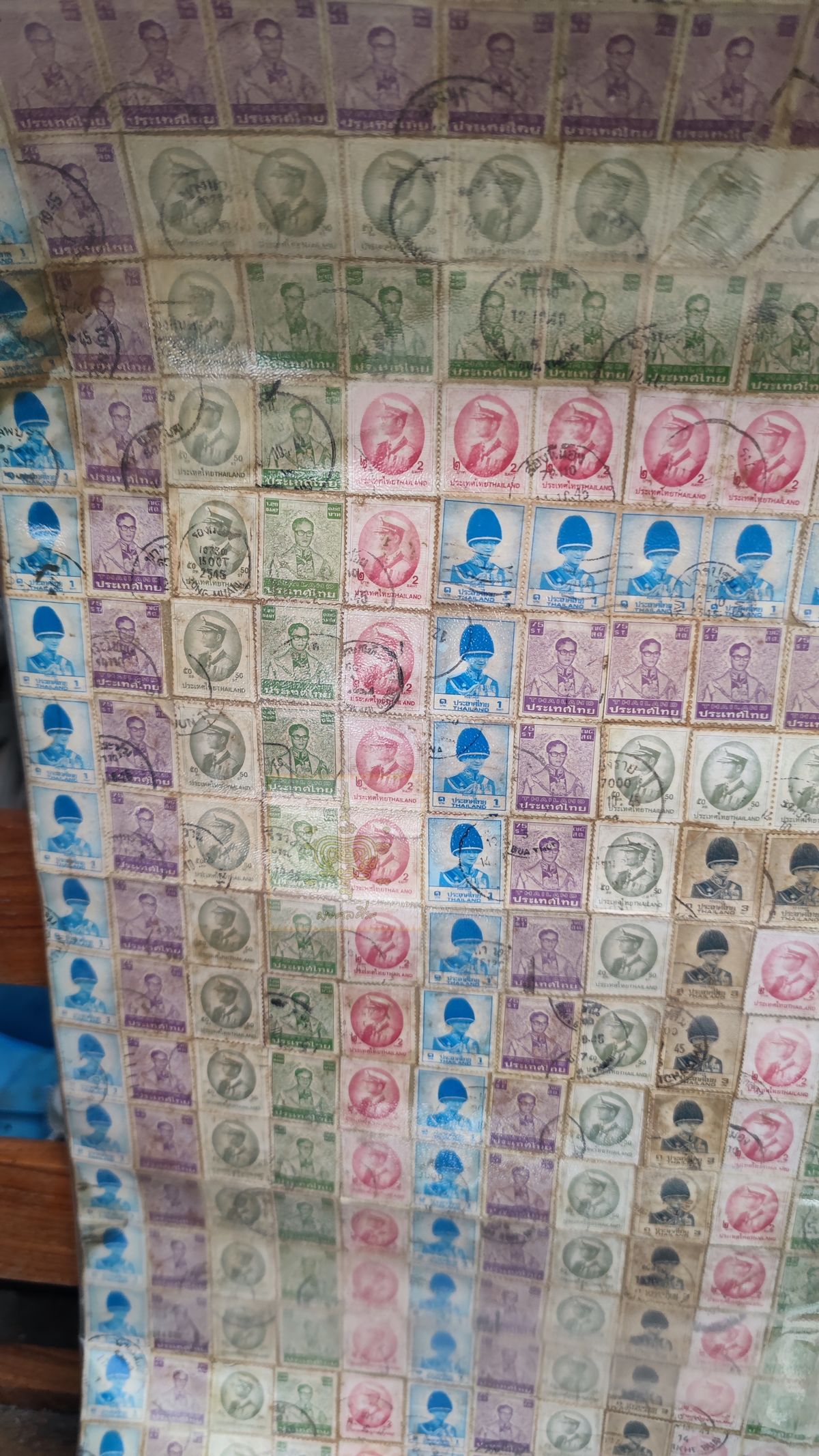 โปสเตอร์ทำจากแสตมป์เก่า