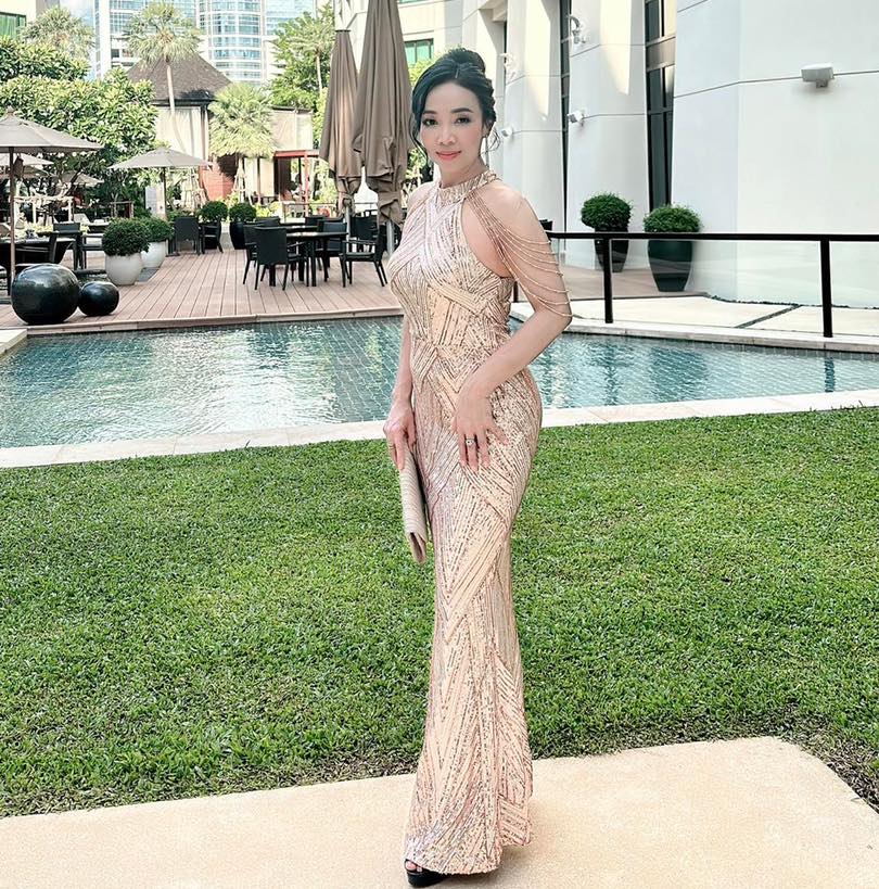 ชุดราตรียาวสีทอง แขนแต่งลูกปัด ชุดทรงหางปลาปักเลื่อมทั้งชุด ลุคสวยหรูดูแพง เหมาะสำหรับใส่เป็นชุดราตรี ชุดออกงาน ชุดไปงานแต่ง ชุดรับรางวัล ชุดไปงานเลี้ยงกลางคืน