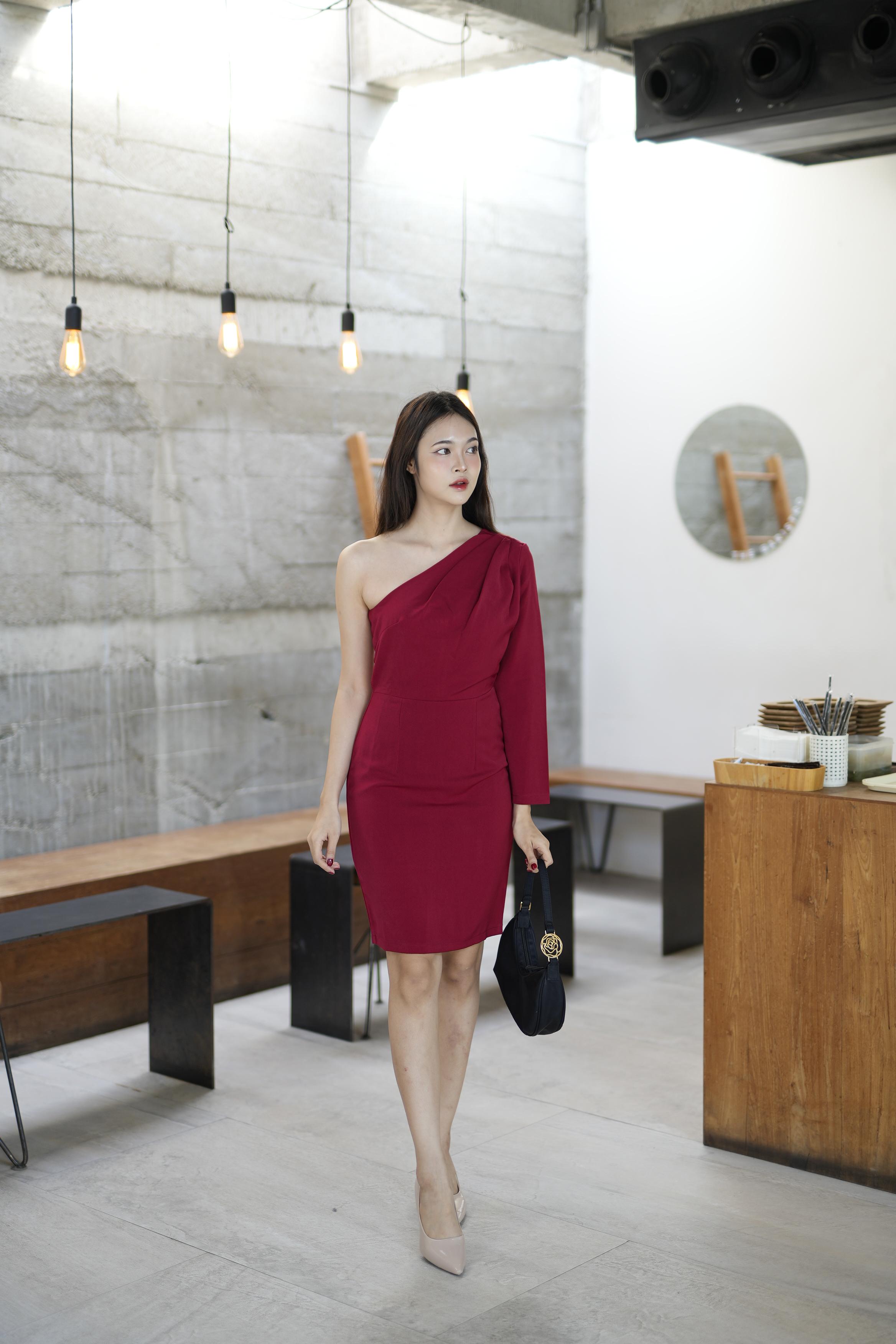 ชุดไปงานสีแดง ไหล่เฉียงข้าง เรียบหรู สวย ดูดี ใส่เป็น ชุดราตรี ชุดออกงาน ชุดไปงานแต่งงาน กลางวัน กลางคืน