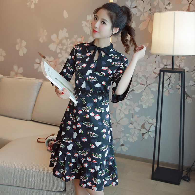 ชุดเดรสสั้นสีดำ ลายดอกไม้ คอวี แขนสั้น