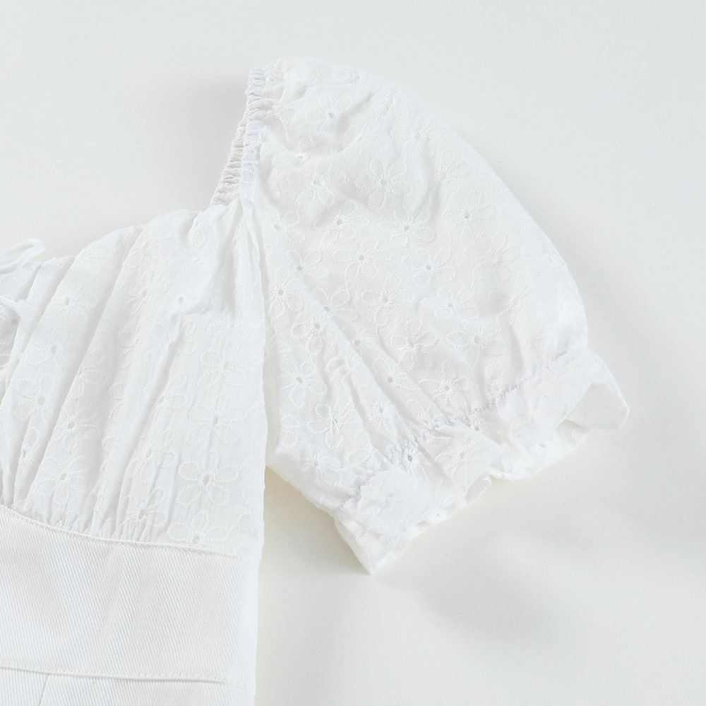 ชุดเดรสสั้นสีขาว เปิดไหล่ ทรงเข้ารูป แนวน่ารัก