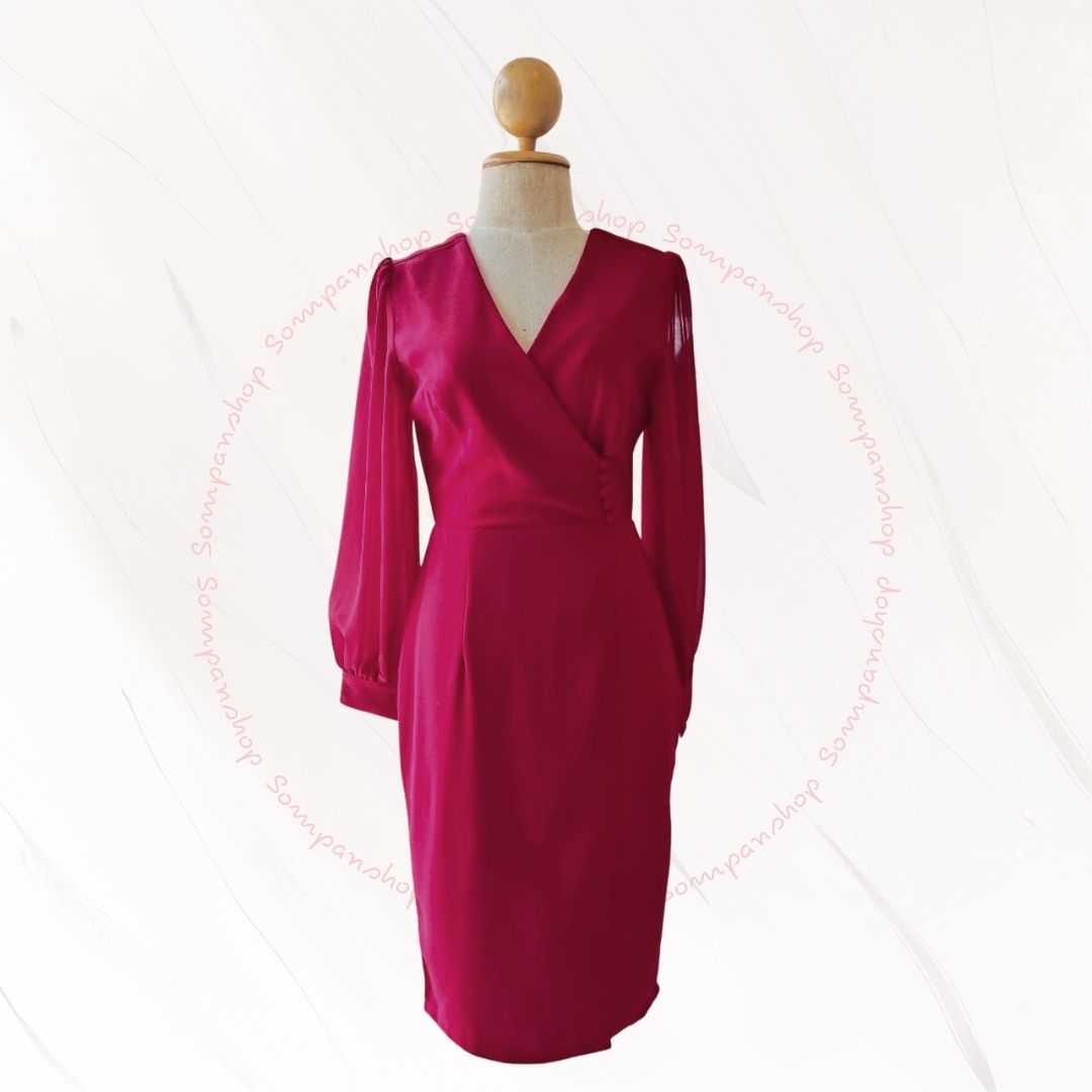 ชุดเดรสสั้นสีแดง แขนยาว ทรงเข้ารูป แนวเรียบร้อย สวย ดูดี ใส่ทำงาน ใส่ออกงาน ไปงานแต่ง