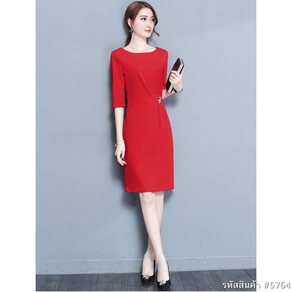 ชุดเดรสสั้นสีแดง เดรสทรงสอบ แขนสามส่วน แนวเรียบๆ สวยสุภาพ ใส่ดูดี