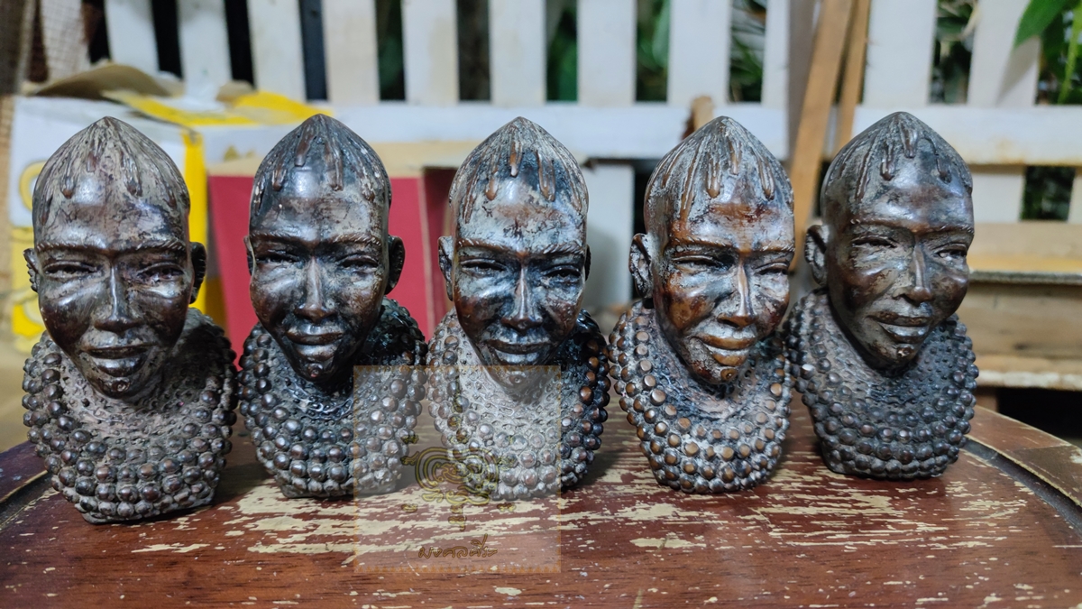 รูปปั้นคนป่า 5 คน