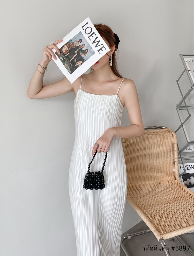 ชุดเที่ยวทะเล ชุดไปทะเล แม็กซี่เดรสยาวสีขาว สายเดี่ยว อัดพลีททั้งตัว แฟชั่นชุดเที่ยวทะเลสวยๆ ใส่เดินเล่นริมทะเล ถ่ายรูป