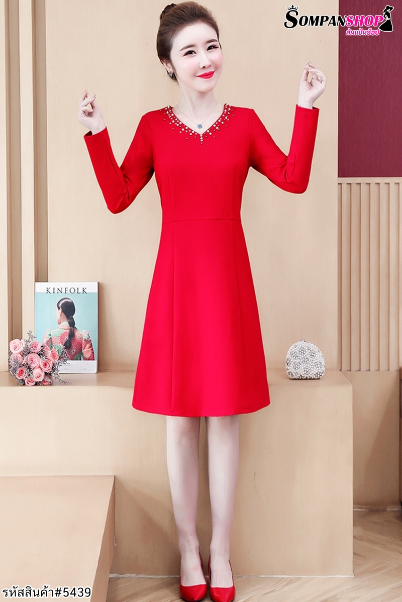 ชุดเดรสสั้นสีแดง คอปักมุก แขนยาว แนวเรียบร้อย สวยหรู ดูดี