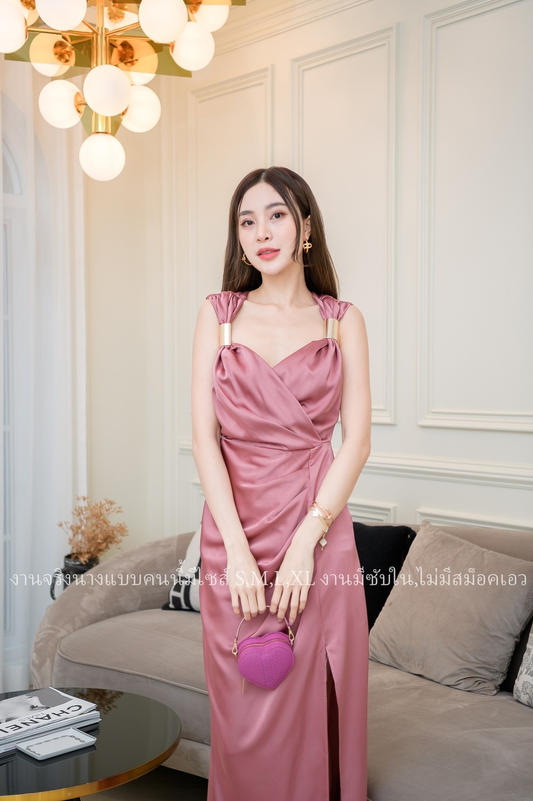 ชุดราตรียาวสีชมพู ไหล่แต่งเหล็ก แขนกุด แนวเรียบหรู สวยดูแพง ใส่ออกงานราตรี งานแต่งงานกลางคืน