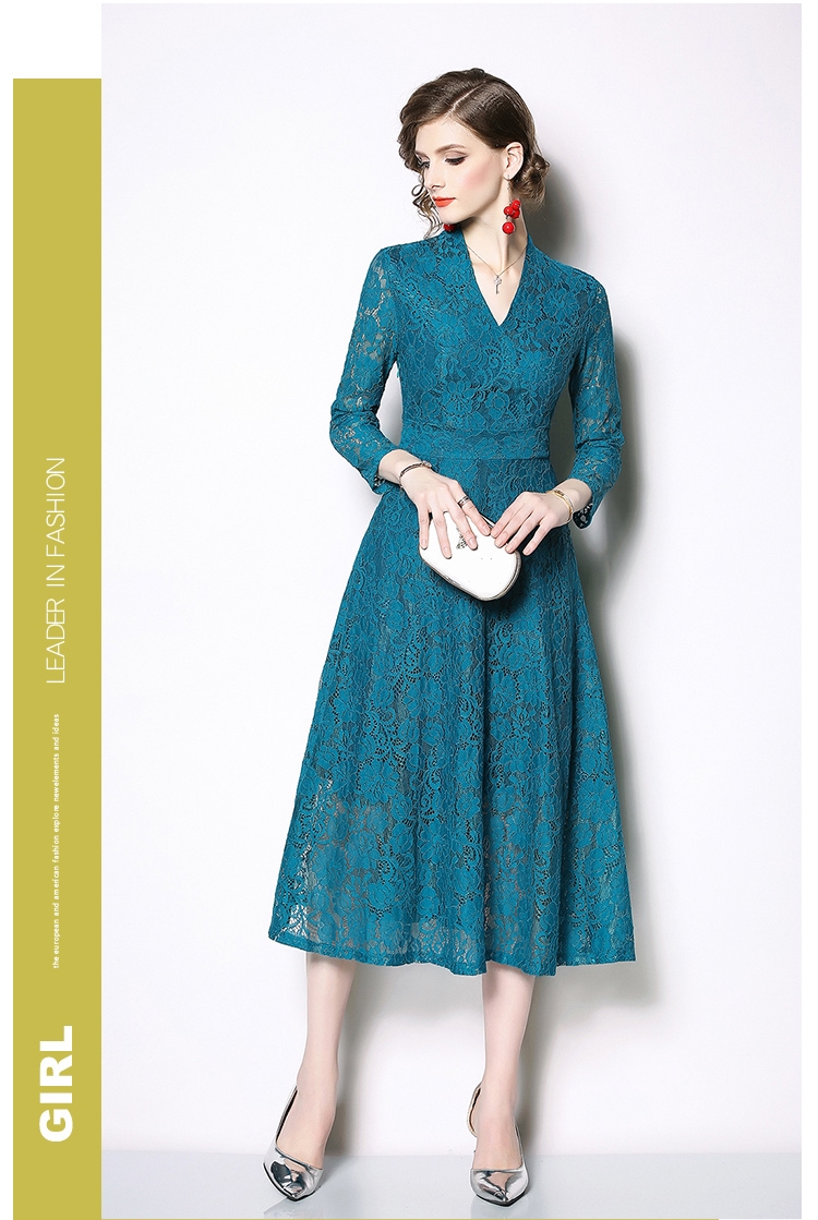 ชุดเดรสยาวสีฟ้าอมเขียว ผ้าลูกไม้ แขนยาว