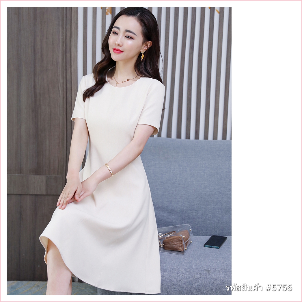ชุดเดรสสั้นสีครีม แขนสั้น กระโปรงสั้นทรงบาน แนวเรียบร้อย สวยสุภาพ
