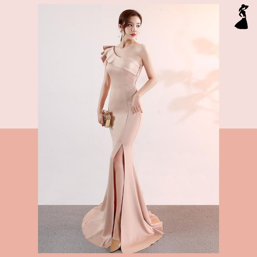 ชุดราตรี ชุดออกงาน ชุดไปงานแต่งงานสีครีมเบจ เดรสยาวไหล่เฉียง แนวเรียบหรู สวยหรู ดูดี