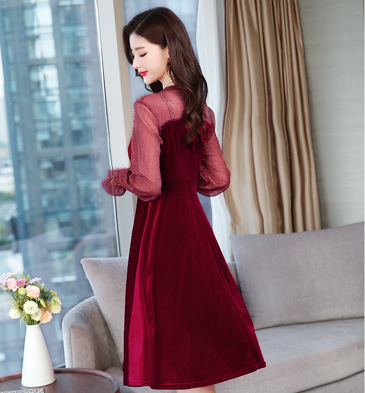 ชุดเดรสสั้นสีแดง ผ้ากำมะหยี ช่วงไหล่-แขนเป็นผ้าซีทรูแต่งกากเพชร กระโปรงสั้นทรงบาน