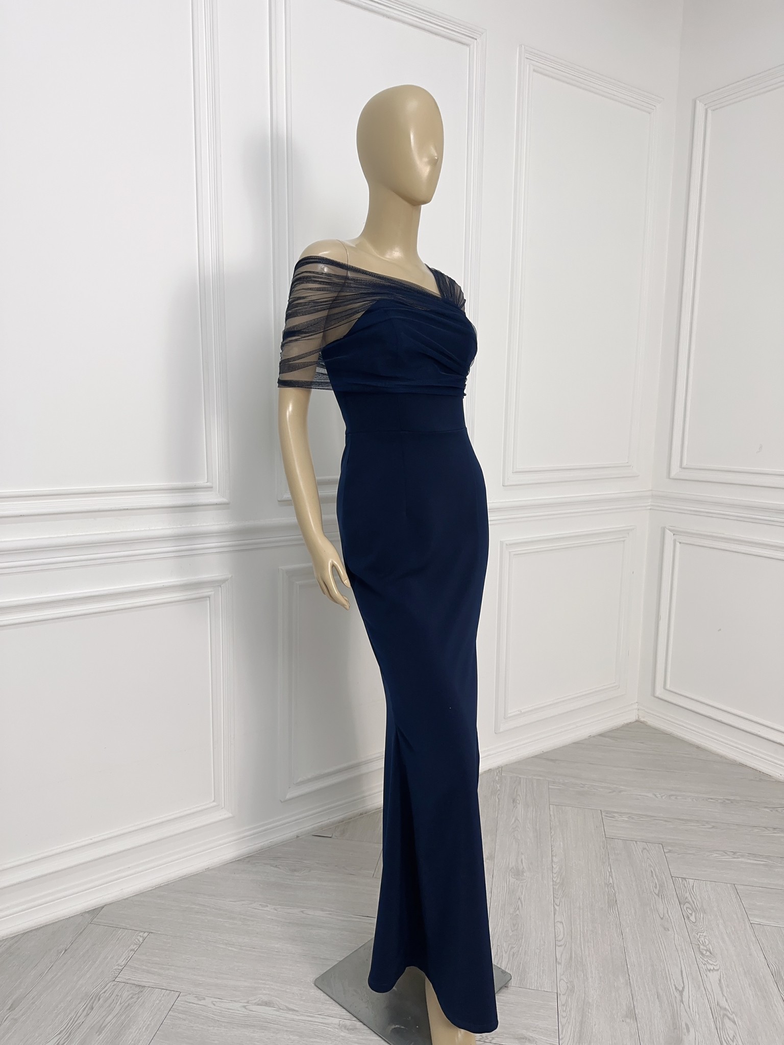 ชุดราตรียาวสีกรมท่า/น้ำเงิน สไตล์เรียบหรูดูแพง ไหล่แต่งผ้าซีทรู กระโปรงยาวผ่าหน้า เหมาะสำหรับใส่เป็นชุดราตรี ชุดไปงานแต่งงาน ชุดเพื่อนเจ้าสาว ชุดไปงานเลี้ยงต่างๆ