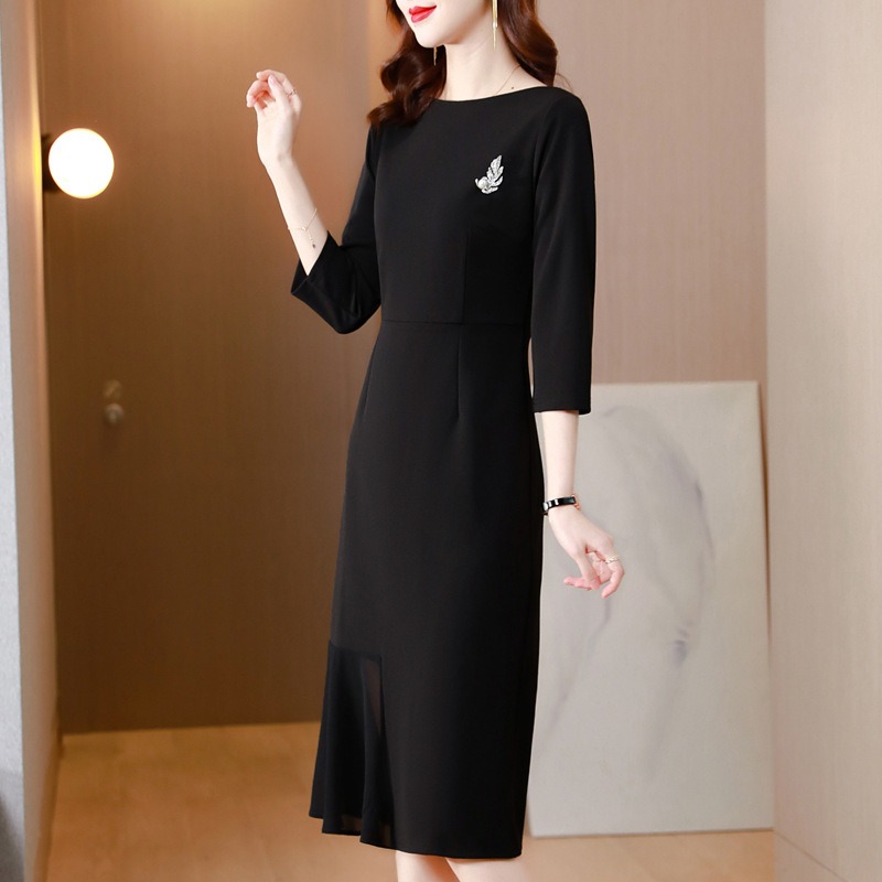 ชุดเดรสสีดำ เดรสทรงสอบ แขนสามส่วน แนวเรียบหรู ดูดี สวยสุภาพ ดูเรียบร้อย