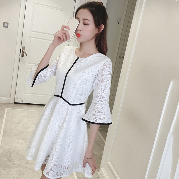 ชุดเดรสสั้นสีขาว ผ้าลูกไม้ แขนสามส่วน กระโปรงบาน ลุคสวยหวาน น่ารัก