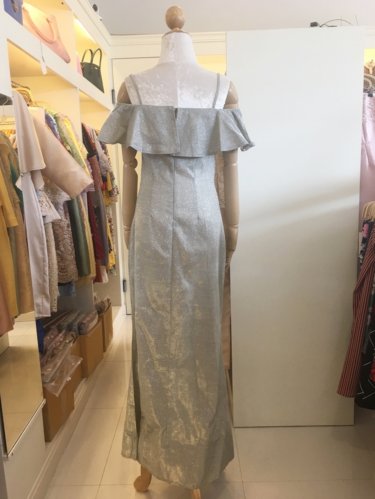 ชุดออกงานราตรียาวสีเทาประกายเงิน เปิดไหล่ แต่งระบาย ทรงเข้ารูป กระโปรงยาวหางปลา : M 3XL