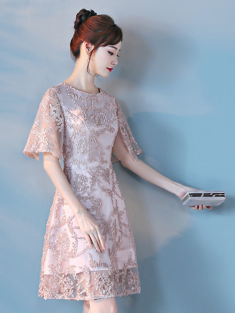 ชุดราตรีสั้นสีครีมเบจ ผ้าปักลายนูน แขนระบาย สไตล์เรียบหรูดูแพง สวยดูดี แบบสวยทันสมัย ใส่ออกงาน งานราตรี ไปงานแต่ง