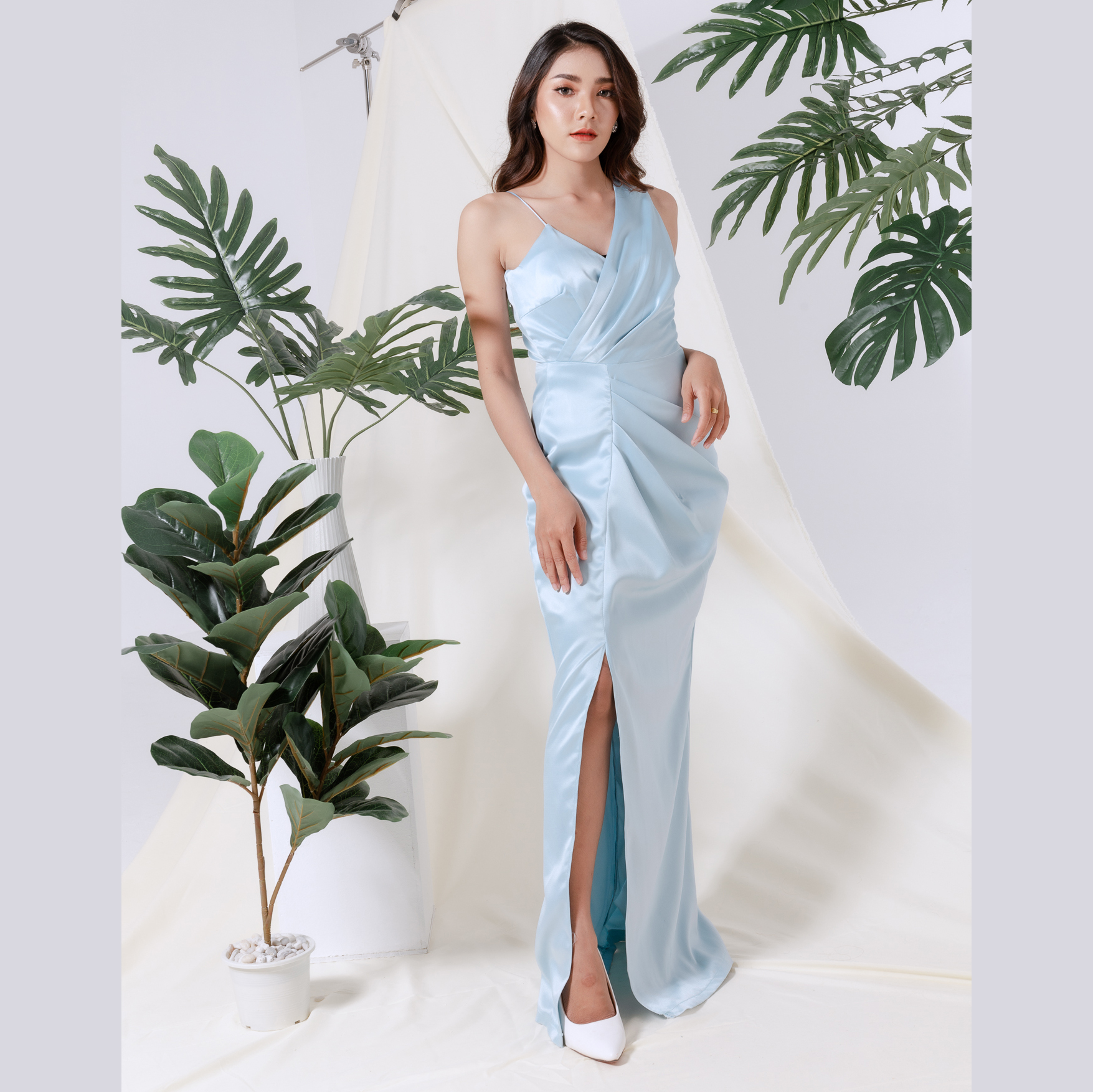ชุดออกงาน ชุดไปงานแต่งสีฟ้า เดรสยาว สายเดี่ยว เอวจีบข้าง แนวเรียบหรู สวยดูดี ใส่ไปงานแต่งงาน ชุดออกงาน ชุดราตรี