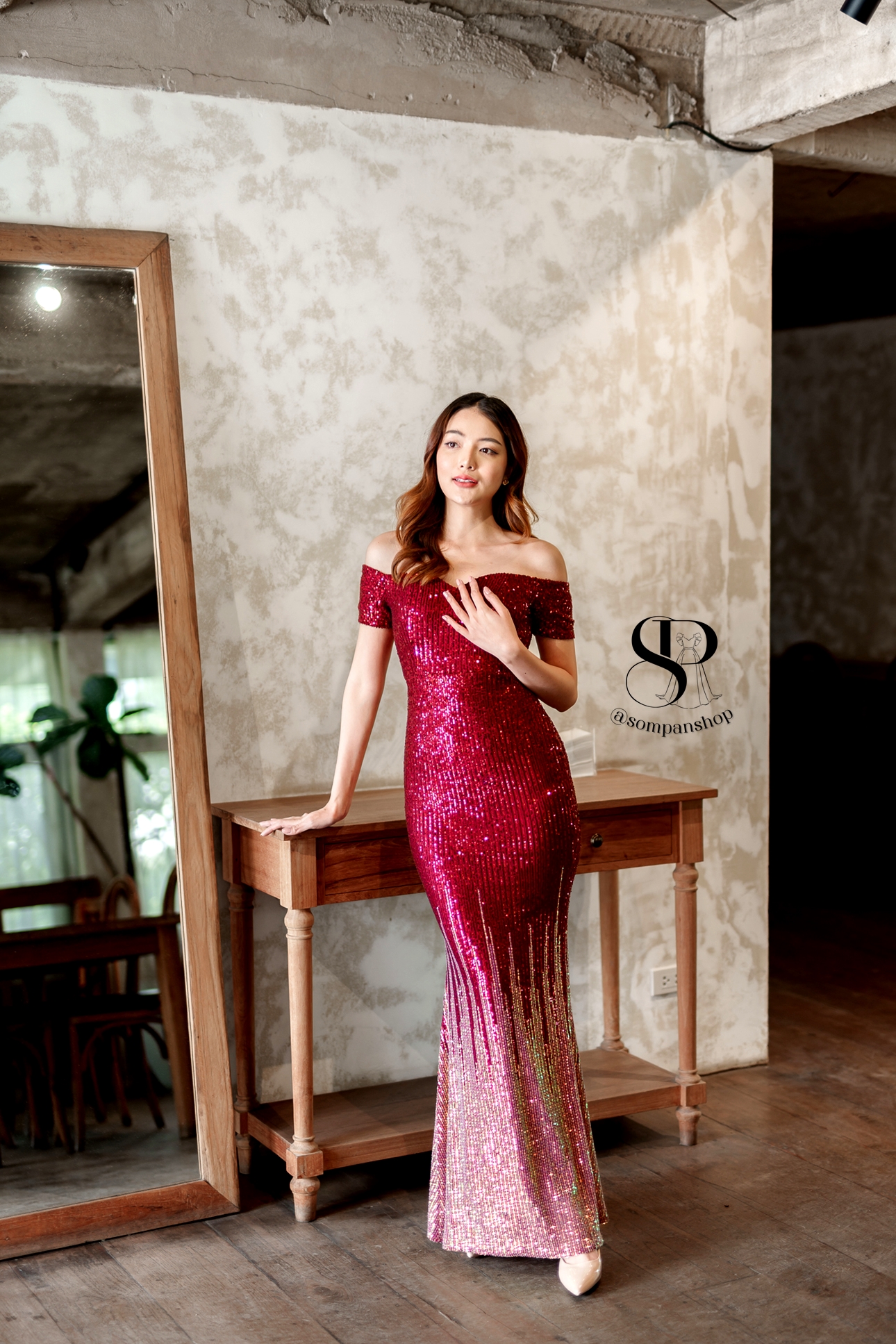 ชุดราตรียาวสีแดง ทรงเปิดไหล่ เข้ารูปทรงสวย ผ้าปักเลื่อม แนวเรียบหรูสวยสง่าดูแพง ใส่ออกงานราตรี งานแต่งงานกลางคืน ชุดงานประกวด งานรับรางวัล ชุดเพื่อนเจ้าสาวงานงานเย็น