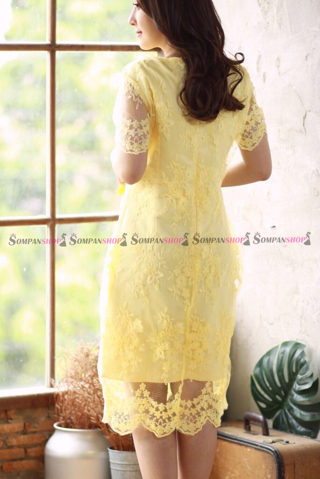 ชุดเดรสสั้นสีเหลือง ผ้าลูกไม้ เข้ารูป ผ้าซีทรูปักลายดอกเชิงชาย