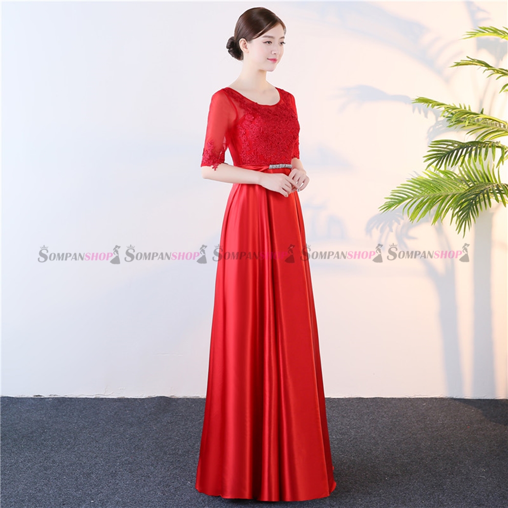 ชุดราตรียาวสีแดง แต่งลูกไม้ แขนสามส่วน กระโปรงยาว