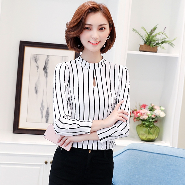 เสื้อเชิ้ตผู้หญิงสีขาวลายทาง คอกลม แขนยาว ผ้าชีฟอง