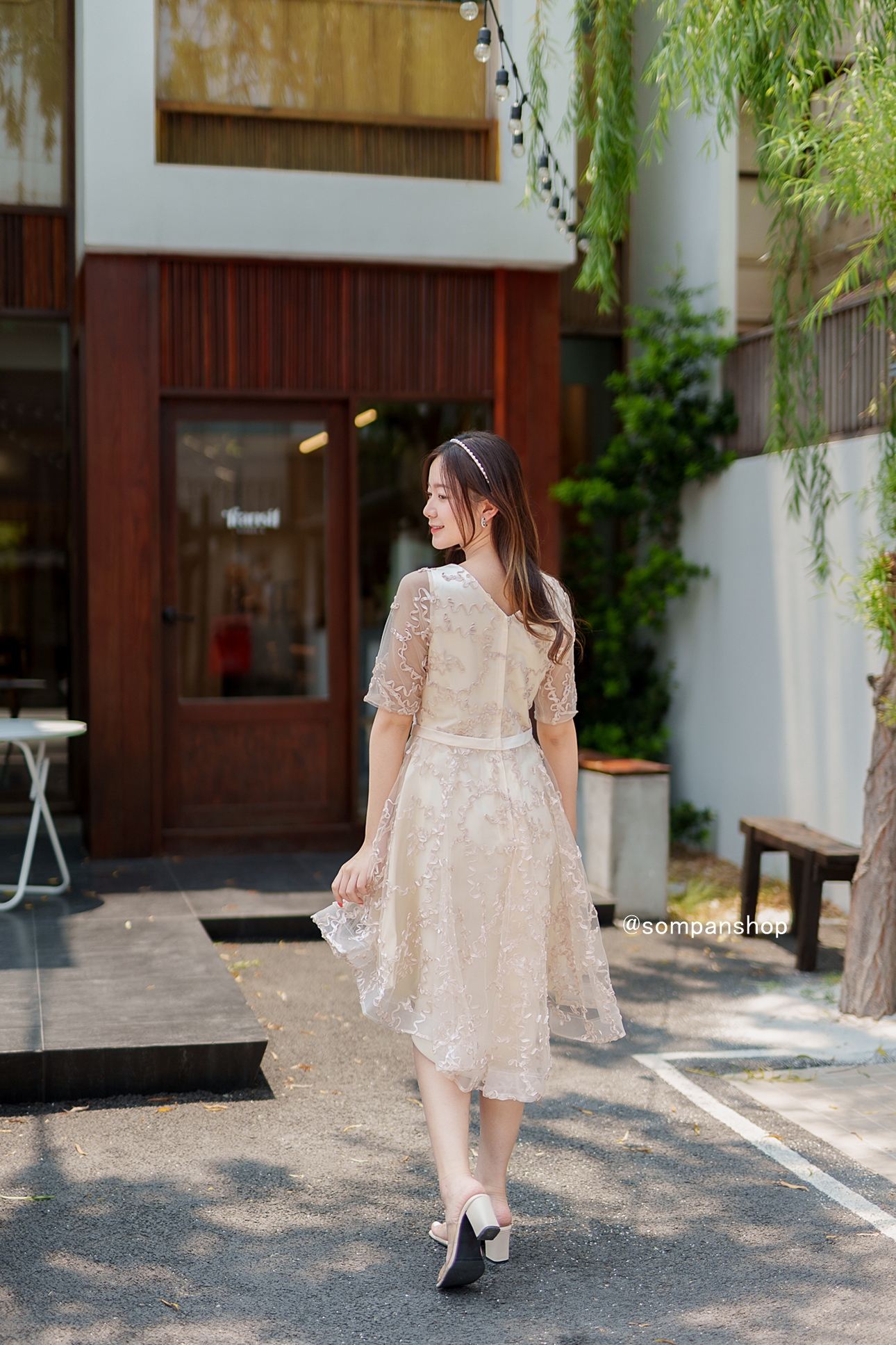 ชุดเดรสออกงานสีครีมเบจ คอวีปักลายนูน กระโปรงทรงบานหน้าสั้นหลังยาว แนวเรียบหรู สวย ดูดี ใส่เป็นชุดราตรี ชุดออกงาน ชุดไปงานแต่งงาน กลางวัน กลางคืน