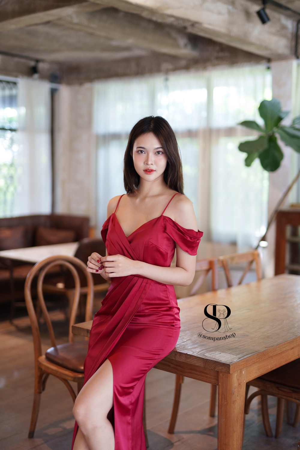 ชุดออกงานสีแดง เดรสยาวสายเดี่ยวคล้องไหล่ กระโปรงยาวผ่าหน้า แนวเรียบหรูดูแพง ชุดราตรี ชุดไปงานแต่งงาน ชุดออกงาน