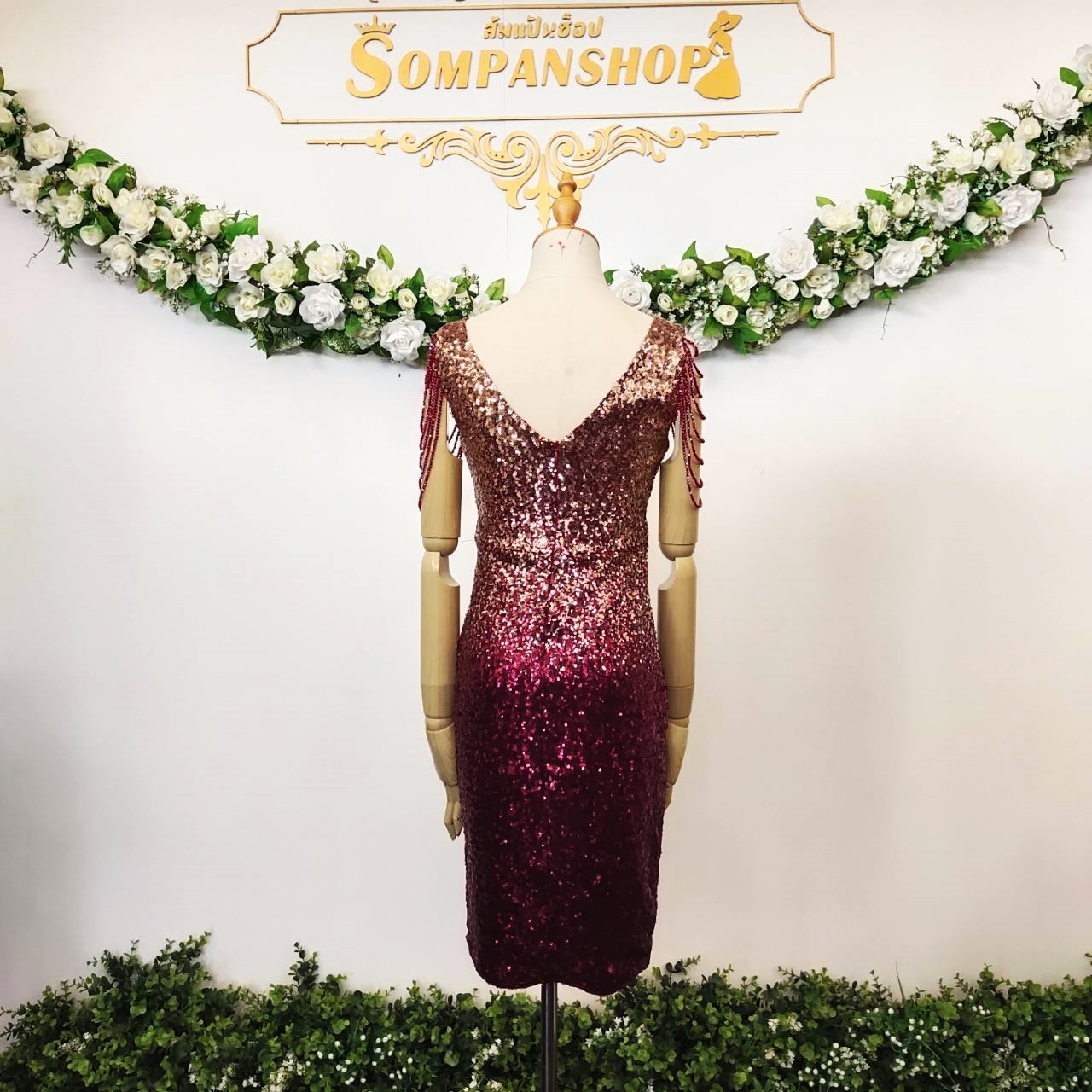 ชุดราตรีสั้นสีแดง แขนกุดแต่งลูกปัด ปักเลื่อม ทรงเข้ารูป แนวเรียบหรู สวยดูแพง ใส่ออกงานราตรี งานแต่งงานกลางคืน ชุดงานประกวด งานรับรางวัล