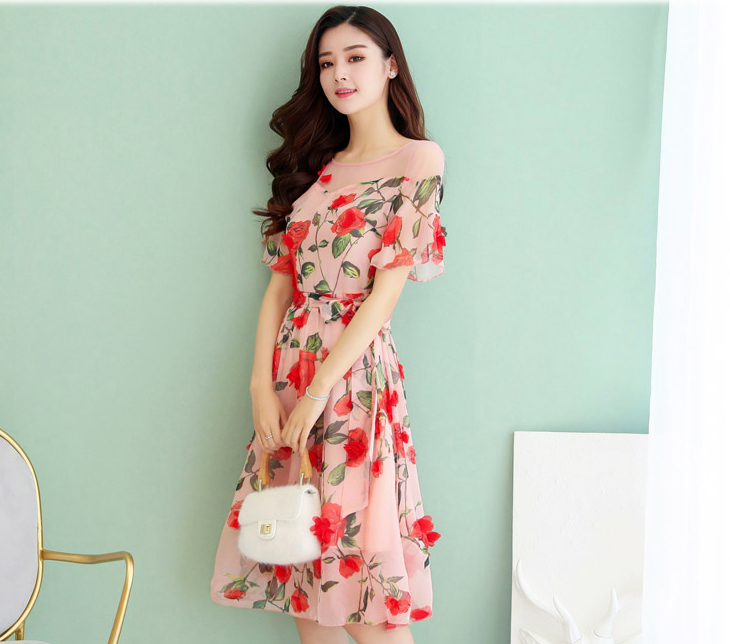 ชุดเดรสสั้นสีชมพูพิมพ์ดอกกุกลาบ ไหล่แต่งซีทรู กระโปรงสั้นทรงบานน่ารักๆ : M L XL 2XL