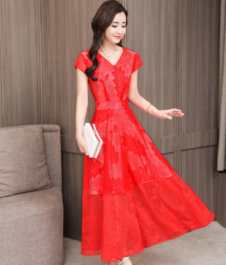 ชุดเดรสลูกไม้สีแดง แขนสั้น กระโปรงยาวคลุมเข่าทรงบาน แนวเรียบๆ สวยหวาน เรียบร้อย ดูดี