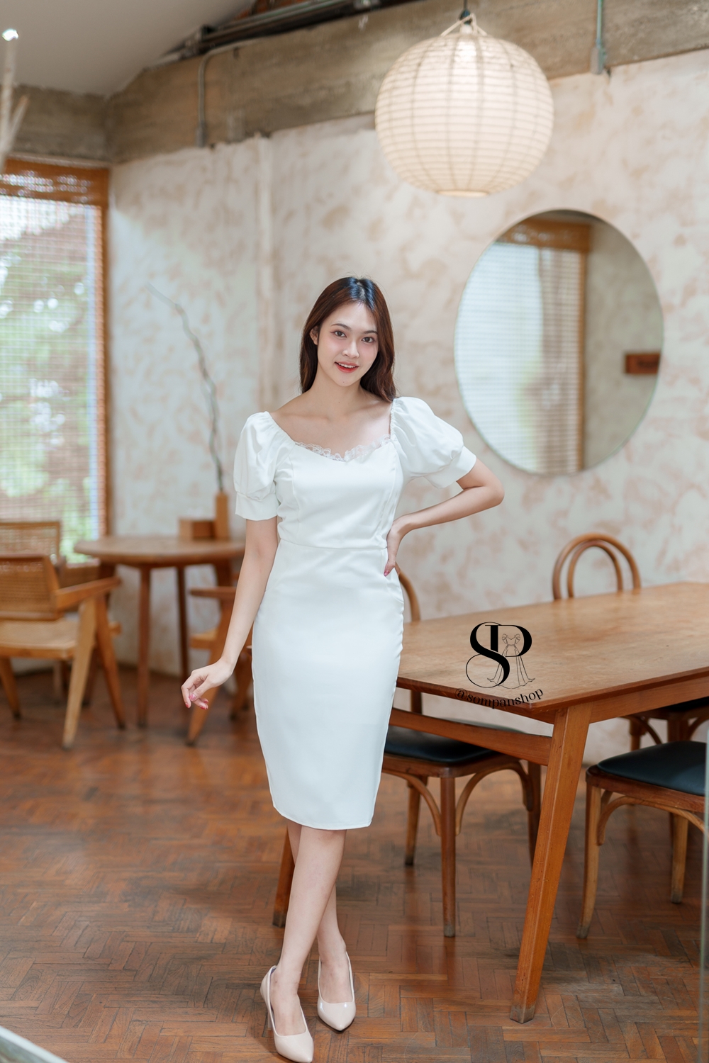 ชุดเดรสออกงานสีขาว ทรงเข้ารูป แขนสั้น เรียบหรูดูแพง สวยดูดี แบบสวยทันสมัย ใส่ออกงาน งานราตรี ไปงานแต่งกลางคืน