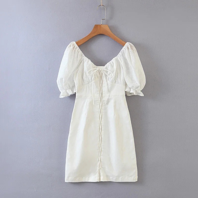 ชุดเดรสสั้นสีขาว เปิดไหล่ ทรงเข้ารูป แนวน่ารัก