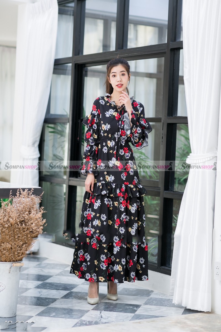 ชุดเดรสยาวสีดำลายดอกไม้ แขนยาว แต่งระบายเป็นชั้นๆ