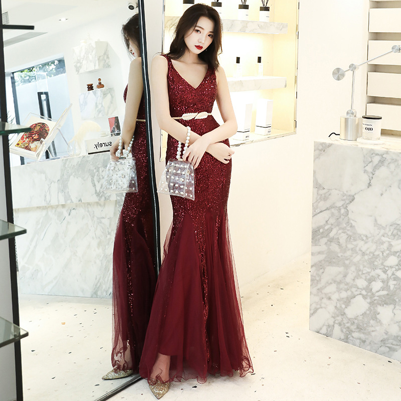 ชุดราตรี ชุดออกงาน ชุดไปงานแต่งงานสีแดง แขนกุดทรงหางปลา ผ้ากากเพชร สวยหรูแพง งานอลัง