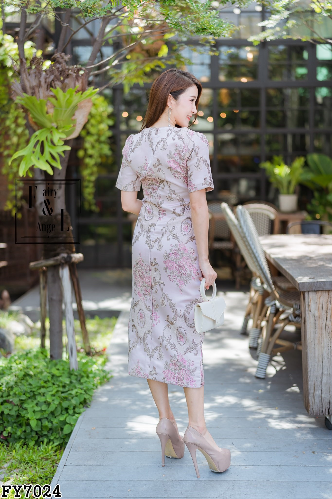 ชุดเดรสสั้นสีชมพู ลายกราฟฟิคสไตล์โรมัน คอวี แขนสั้น ทรงเข้ารูป