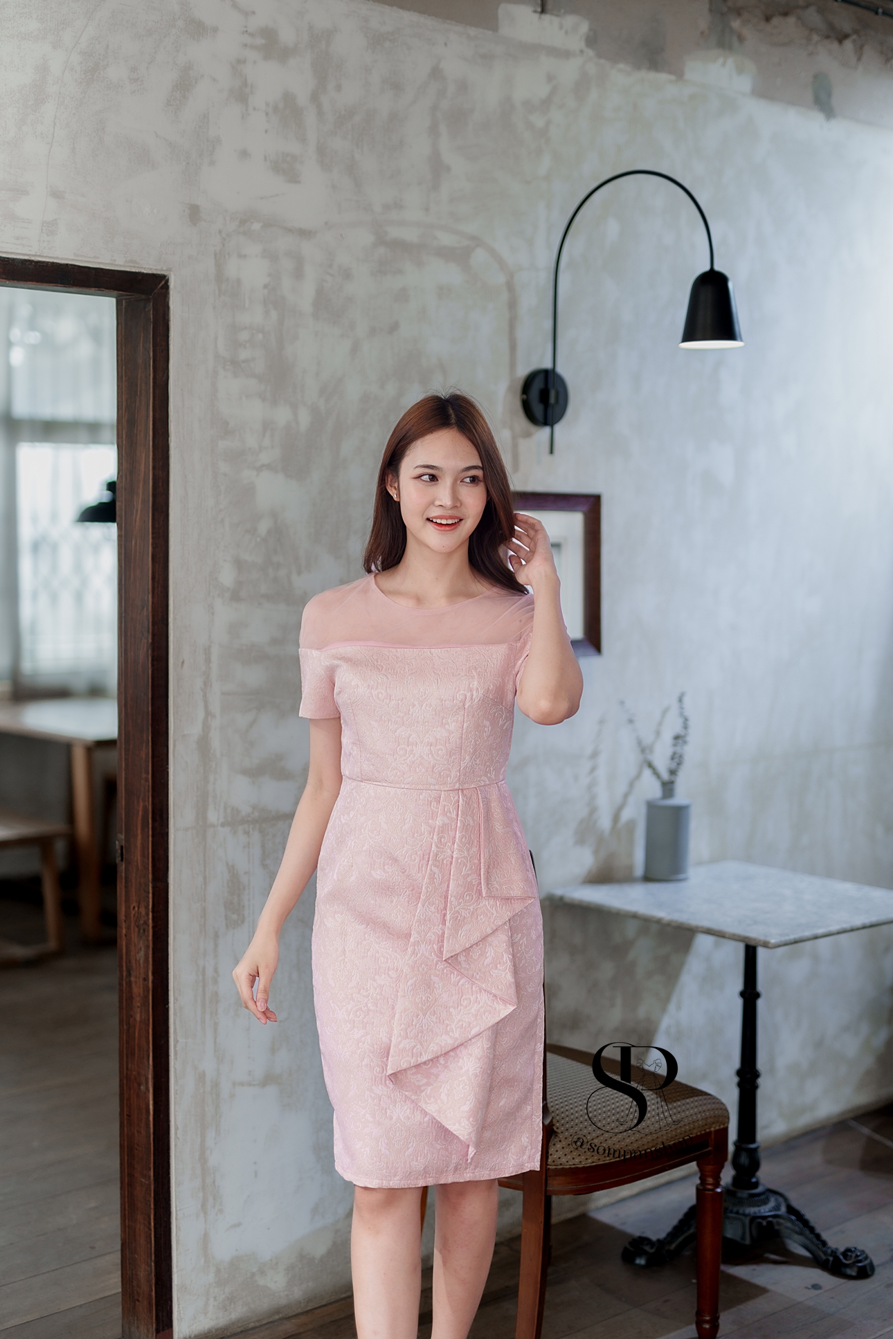 ชุดเดรสออกงานสีชมพู ทรงเข้ารูป ผ้าอัดลาย ช่วงไหล่ซีทรู เอวแต่งจีบ ทรงเข้ารูป เรียบหรู สวย ดูดี ใส่เป็นชุดราตรี ชุดออกงาน ชุดไปงานแต่งงาน กลางวัน กลางคืน