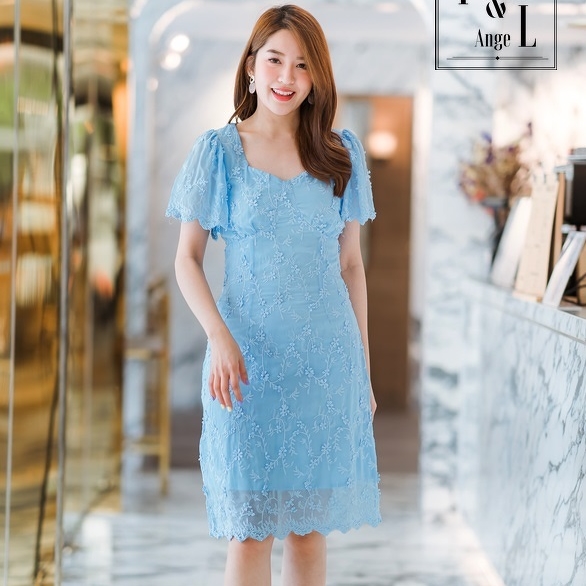 ชุดเดรสสีฟ้าปักดอกนูน แนวแนวเรียบ สวยหวาน ใส่ทำงาน ใส่ไปงานแต่งได้