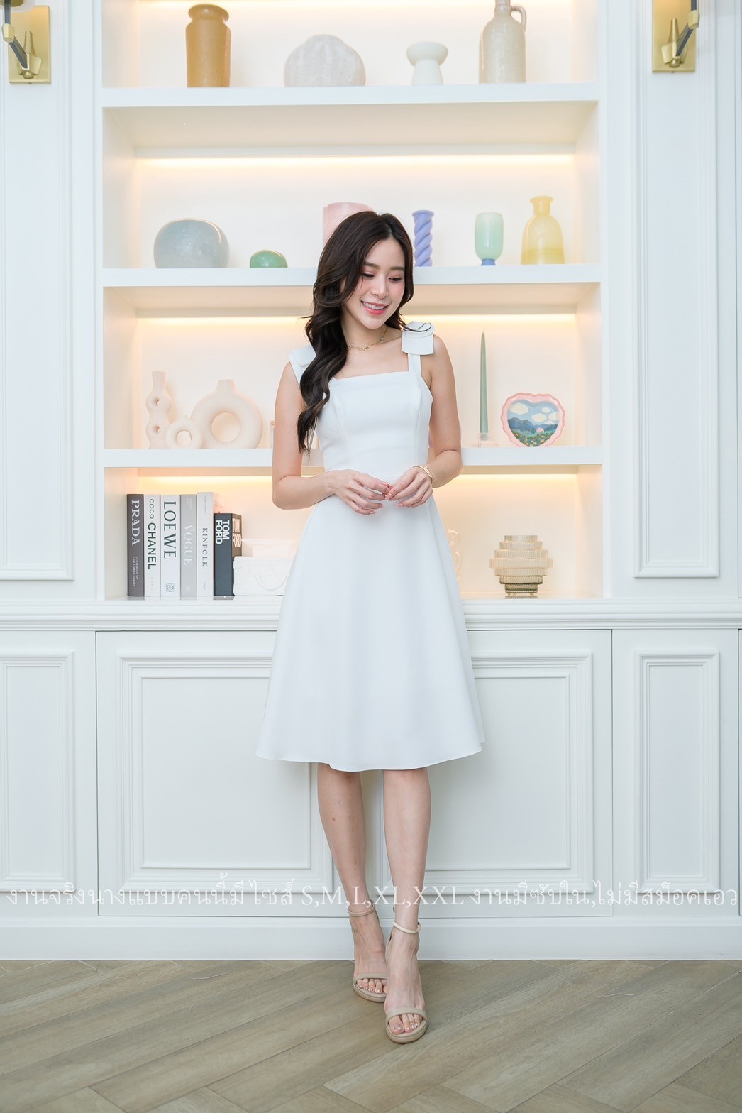 ชุดราตรี ชุดออกงาน ชุดไปงานแต่งสีขาว เดรสสั้นไหล่โบว์ กระโปรงทรงบานคลุมเข่า แนวน่ารัก เรียบหรู สวยดูดี