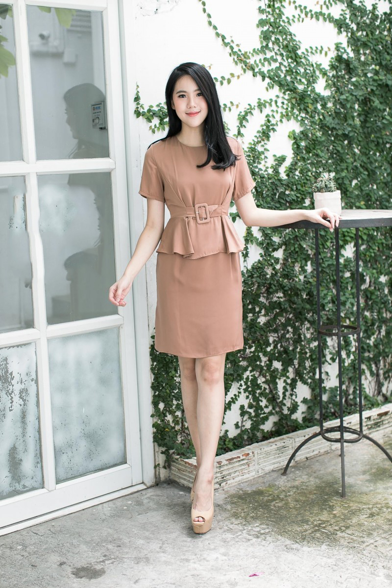 ชุดเดรสสั้นสีน้ำตาล ทรงเข้ารูป เอวระบาย กระโปรงทรงเอ เรียบๆ สวยดูดี สไตล์สาวออฟฟิศ