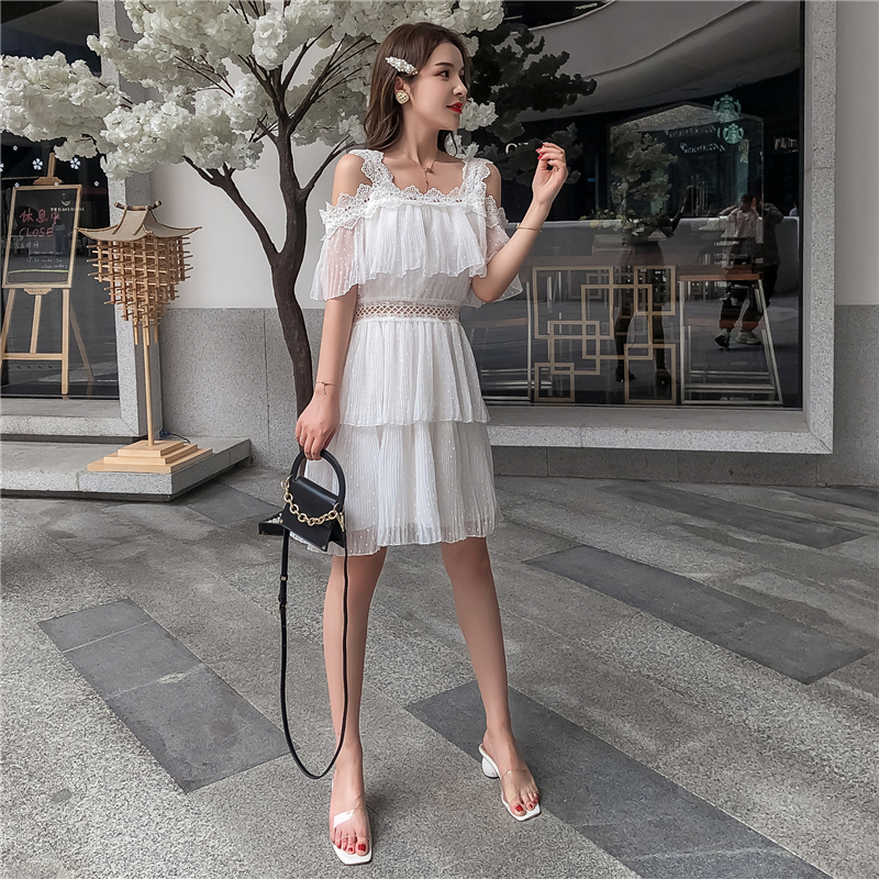 ชุดเดรสสั้นสีขาว สายเดี่ยวแต่งลูกไม้ แต่งระบาย กระโปรงสั้นทรงขนมชั้นแต่งระบายสองชั่น