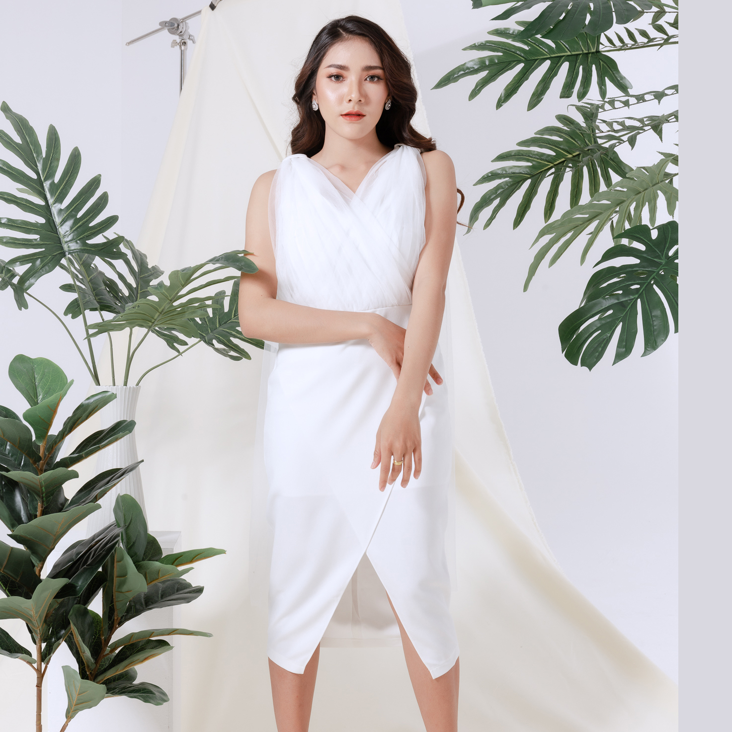 ชุดเดรสออกงานสีขาว ไหล่แต่งผ้าซีทรู สวยๆ เก๋ เรียบหรู น่ารักๆ