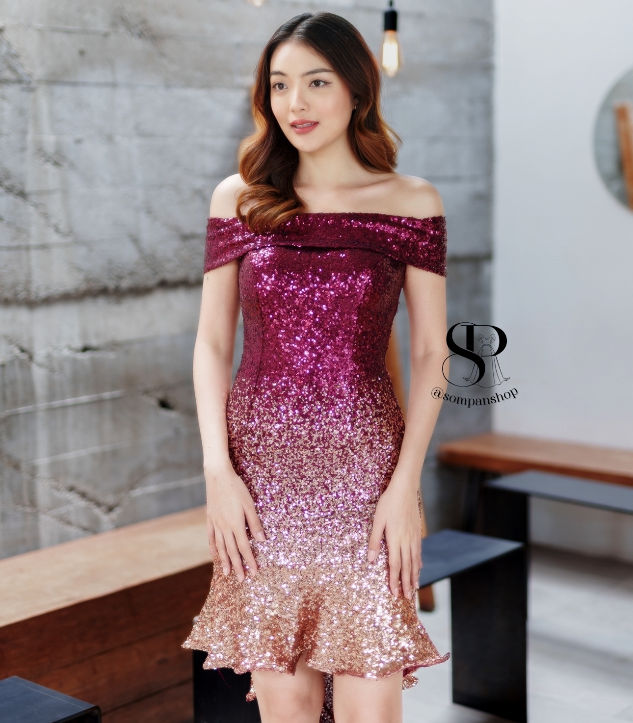 ชุดราตรีสั้นสีแดง ทรงปาดไหล่เข้ารูปกระโปรงหางปลา แนวเรียบหรูดูแพง สวยดูดี เหมาะสำหรับชุดออกงานต่างๆ ชุดราตรี ชุดไปงานแต่งงาน ชุดงานประกวด งานรับรางวัล