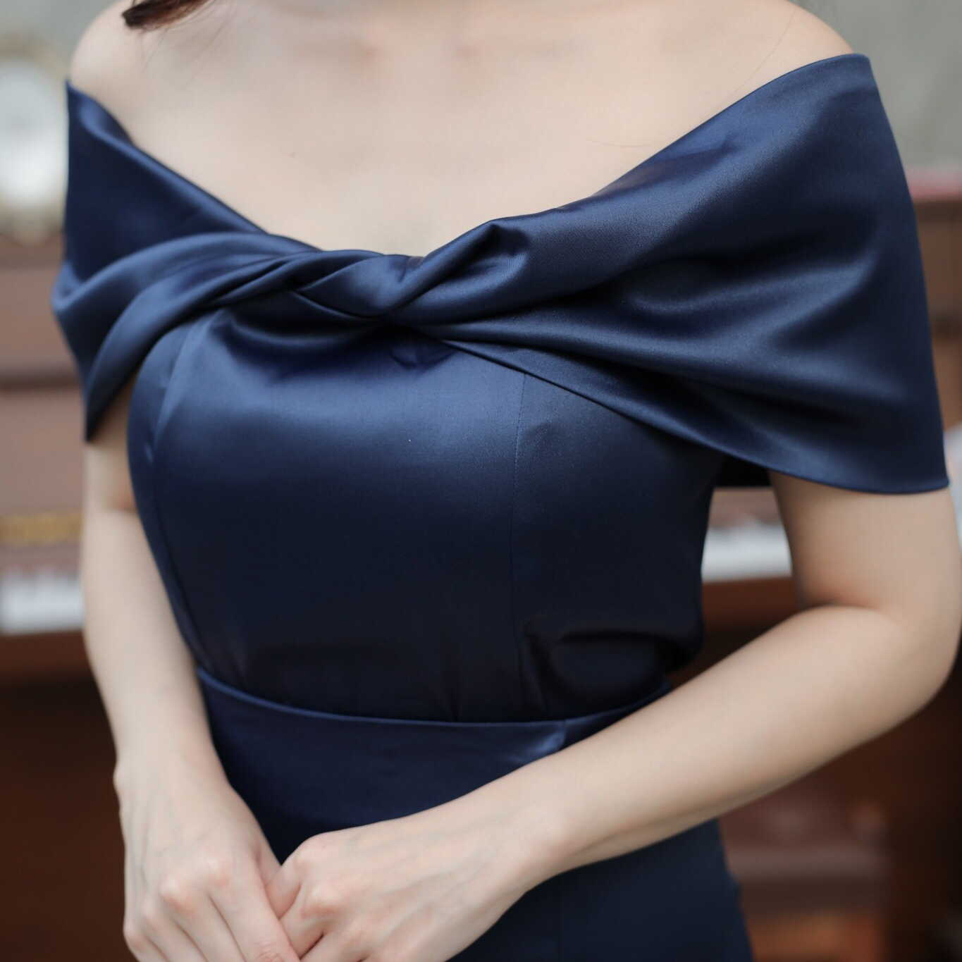 ชุดราตรียาวสีน้ำเงินกรมท่า เซ็ท2ชิ้น เสื้อเปิดไหล่ปิดต้นแขนมาคู่กับกระโปรงยางทรงหางปลาผ่าหน้า