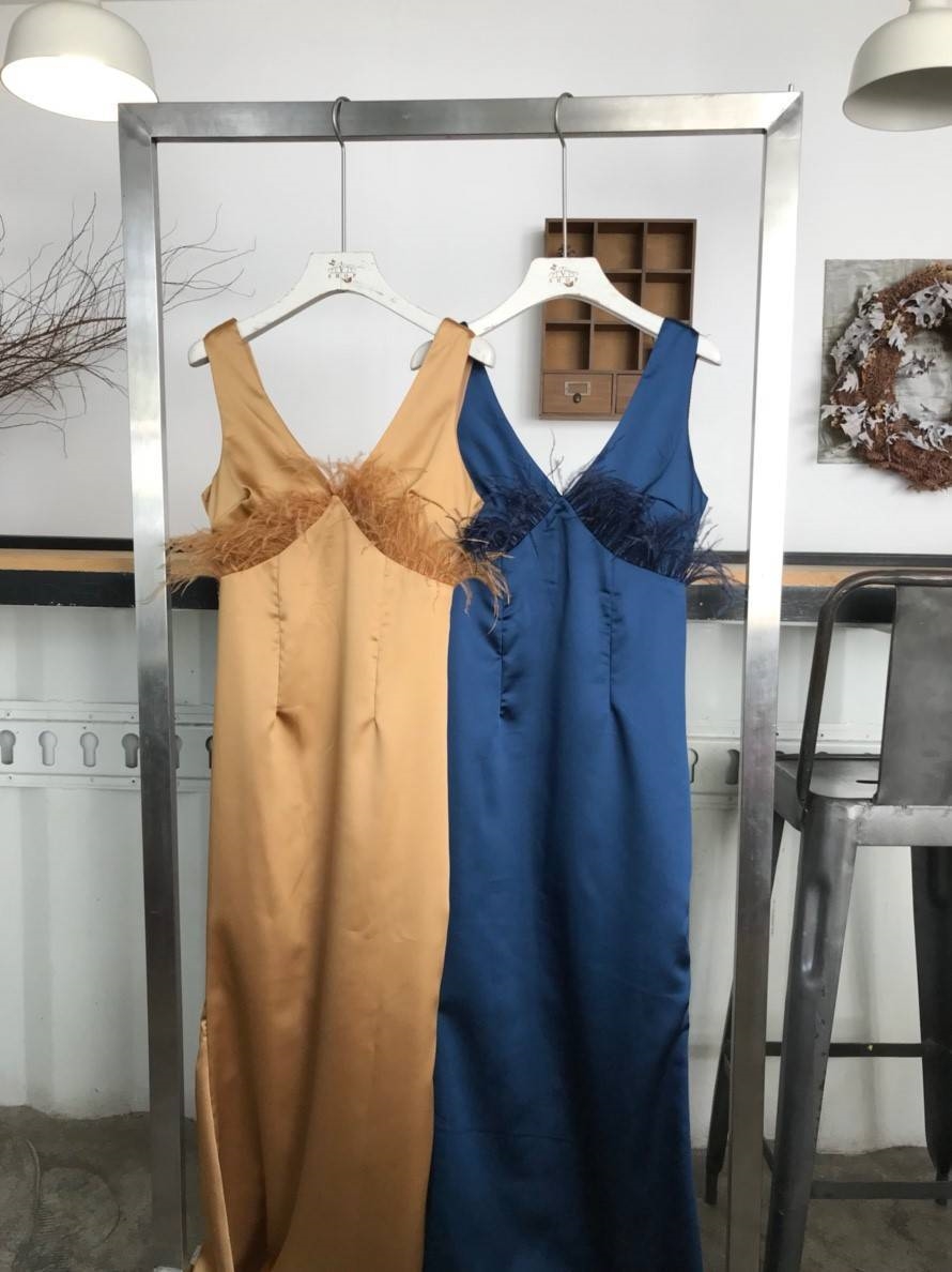 ชุดราตรี ชุดออกงาน ชุดไปงานแต่งงานสีทอง แต่งขนนกช่วงอก คอวี แขนกุด กระโปรงยาวทรงเข้ารูปหางปลา