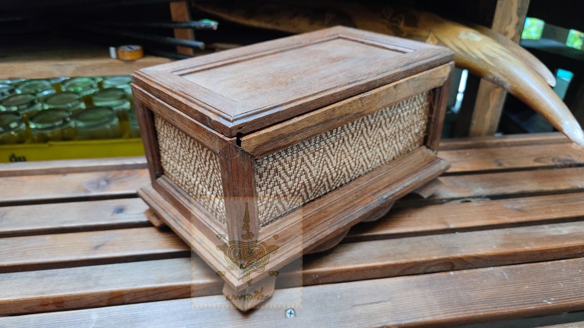 กล่องไม้เก่า ไม้ไผ่ถักลาย