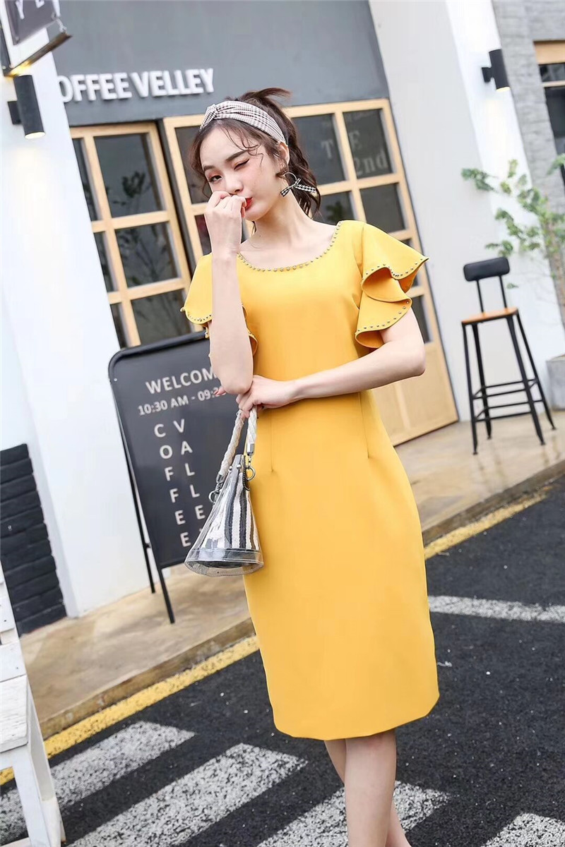 ชุดเดรสสั้นทำงานสีเหลือง แขนระบาย คอ/แขนแต่งหมุด ทรงเข้ารูป