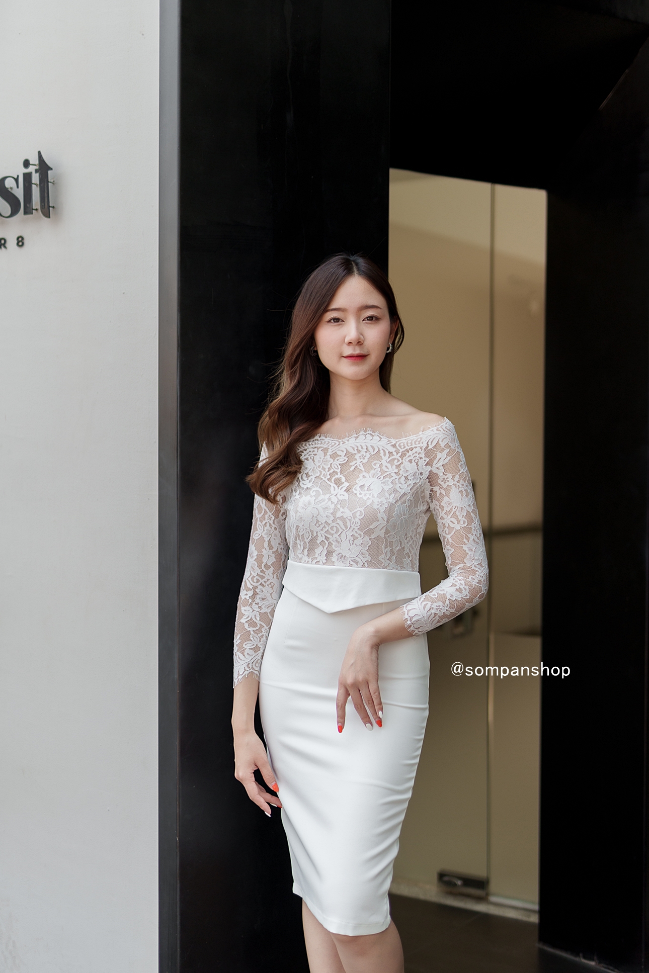 ชุดเดรสออกงานสีขาว เดรสสั้นปาดไหล่ ทรงเข้ารูป แขนยาวลูกไม้ แนวเรียบหรูดูแพง สวยดูดี เหมาะสำหรับใส่เป็นชุดราตรี ชุดออกงาน ชุดไปงานแต่งงาน