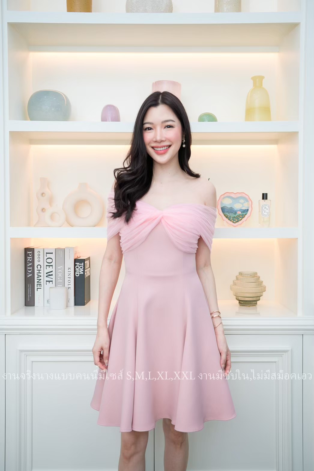 ชุดออกงานสีชมพู เดรสสั้นเปิดไหล่แต่งผ้าซีทรู กระโปรงทรงบาน สวยหวาน น่ารักๆ แบบสวยเรียบหรูดูดี ชุดออกงาน ชุดไปงานแต่ง