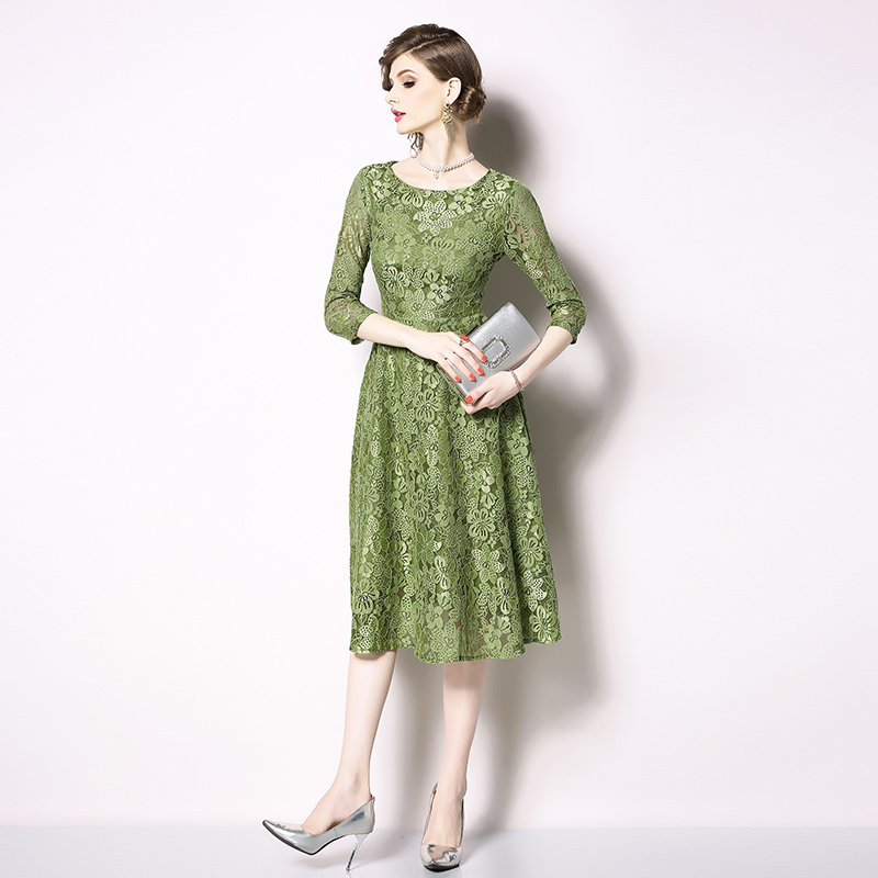 ชุดเดรสลูกไม้สีเขียว