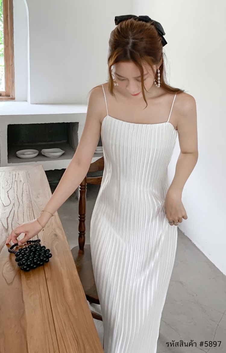 ชุดเที่ยวทะเล ชุดไปทะเล แม็กซี่เดรสยาวสีขาว สายเดี่ยว อัดพลีททั้งตัว แฟชั่นชุดเที่ยวทะเลสวยๆ ใส่เดินเล่นริมทะเล ถ่ายรูป